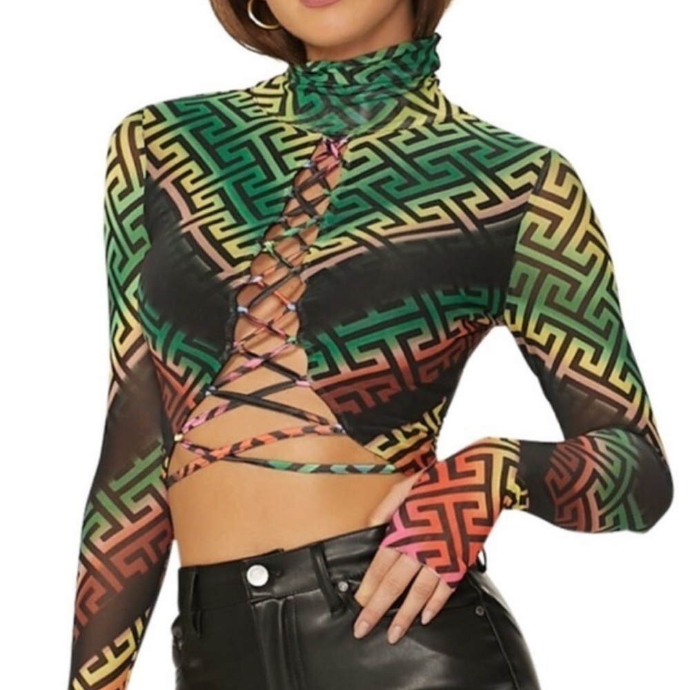 NWT AFRM Geo Strip Lace to Neck Shirt with Thumb holes SZ XS